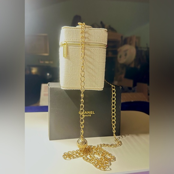 CHANEL Beaute’ Cosmetic Bag Vanity Case with Add on Gold Chain Strap GWP NWB - Picture 2 of 9